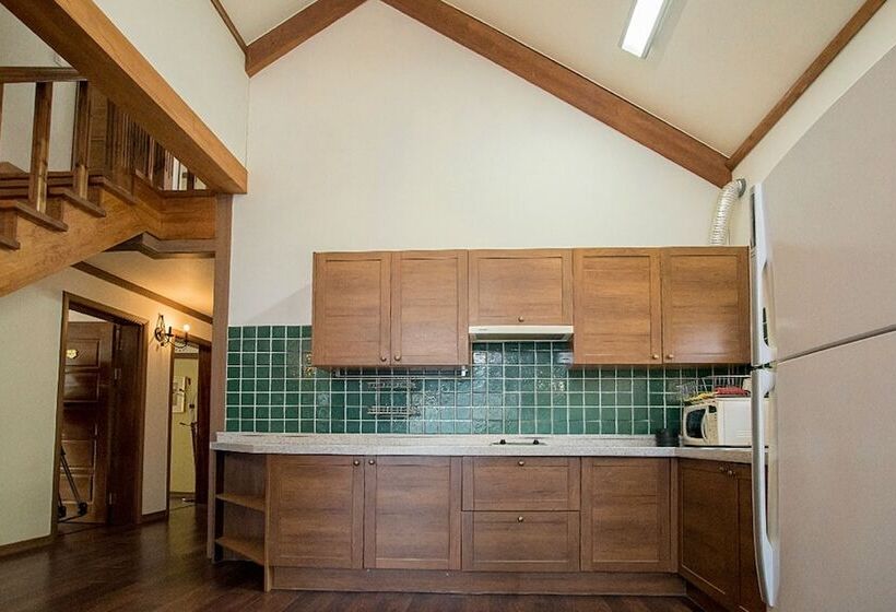 منزل غرفة نوم واحدة, Club Castle