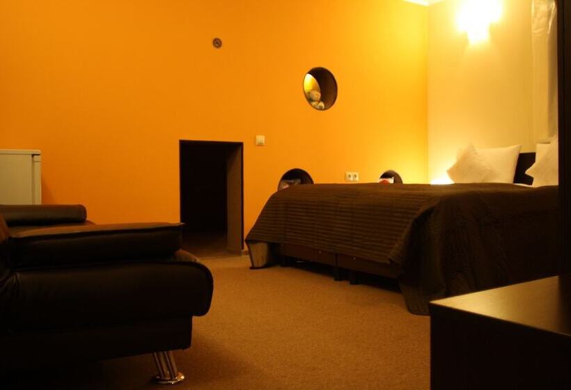 חדר משפחתי, Vnukovo Hotel Moscow