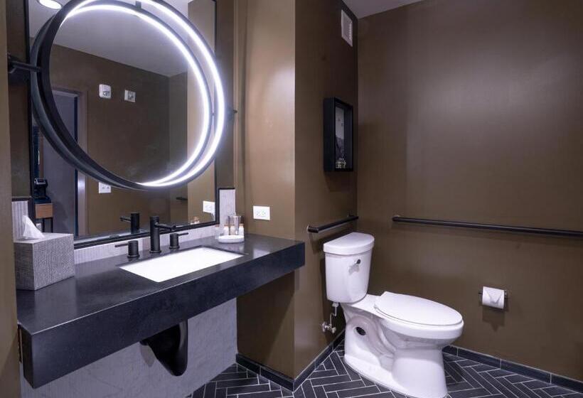 身障者適用クイーンサイズベッドルーム, Indigo   Columbus At Riverfront Place, An Ihg