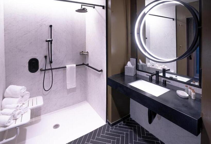 身障者適用クイーンサイズベッドルーム, Indigo   Columbus At Riverfront Place, An Ihg