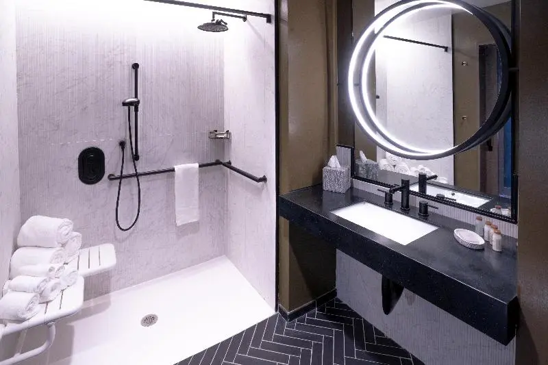 اتاق استاندارد با تخت بزرگ برای معلولان, Indigo   Columbus At Riverfront Place, An Ihg
