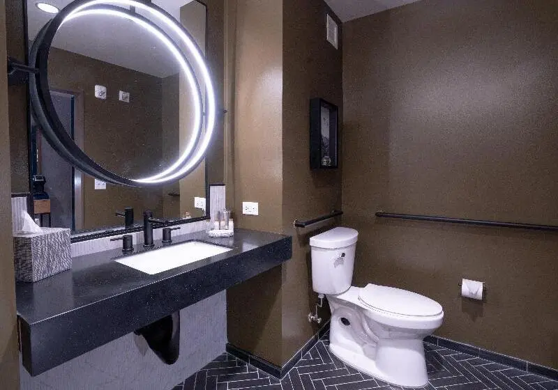 اتاق استاندارد با تخت دو نفره بزرگ برای معلولان, Indigo   Columbus At Riverfront Place, An Ihg