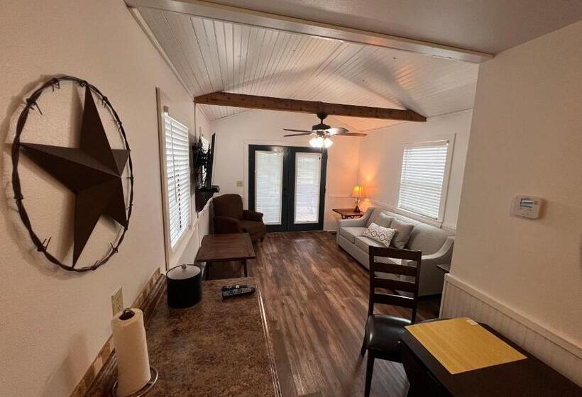 家庭洋房, The Hideout Golf Club & Resort