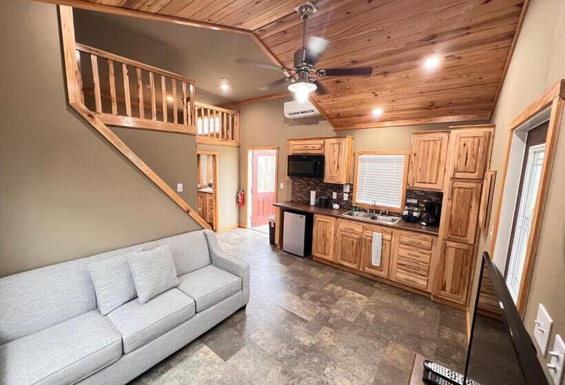 家庭洋房, The Hideout Golf Club & Resort