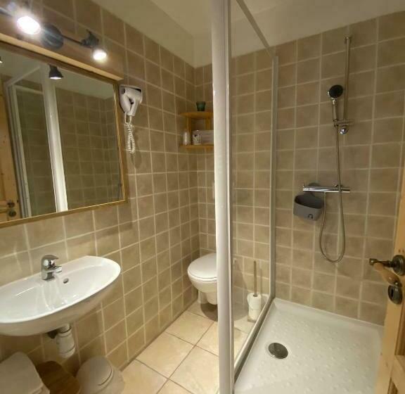 חדר משפחתי, Auberge De La Foret