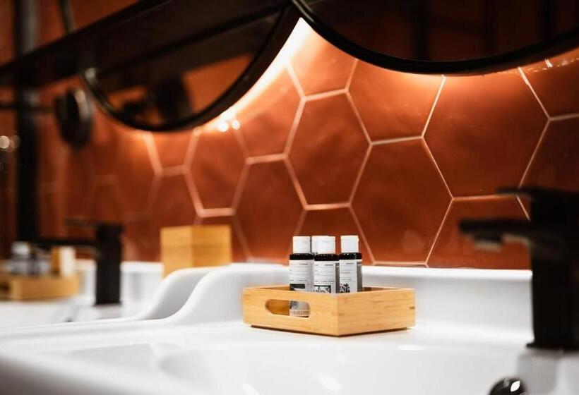 اتاق استاندارد با تخت بزرگ, The Bold Type Hotel, A Member Of Design Hotels