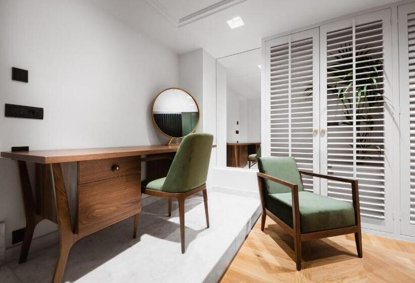 سوییت با چشم‌انداز باغ, The Bold Type Hotel, A Member Of Design Hotels