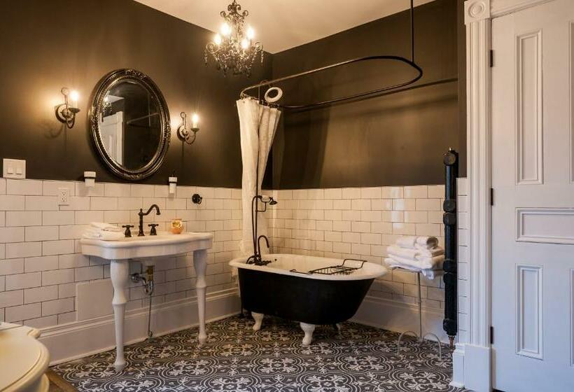 إستوديو قياسى, Slaymaker & Nichols Gastro House & Inn