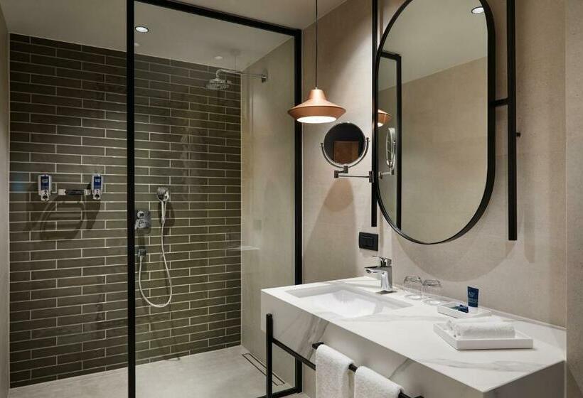 اتاق استاندارد با تخت بزرگ, Four Points By Sheraton Prishtina City