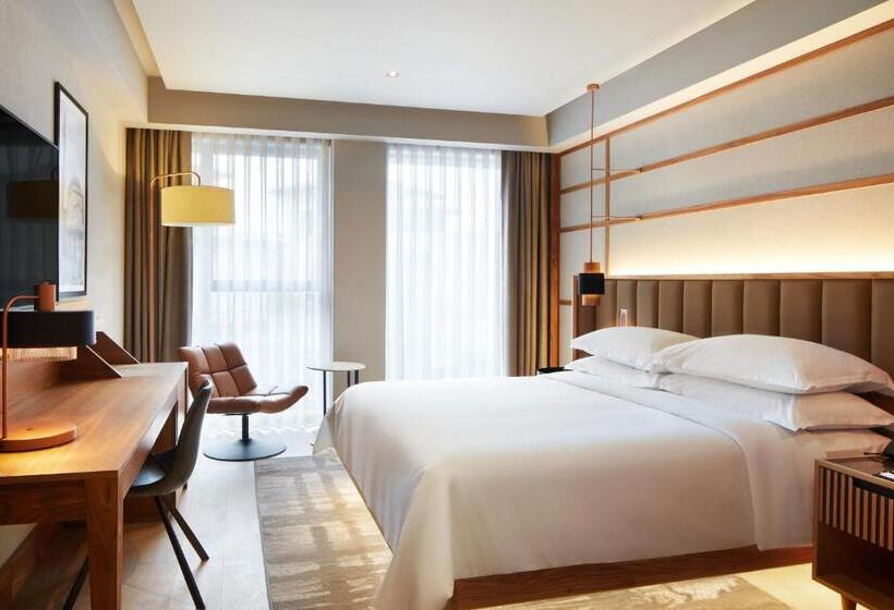 اتاق استاندارد با تخت بزرگ, Four Points By Sheraton Prishtina City