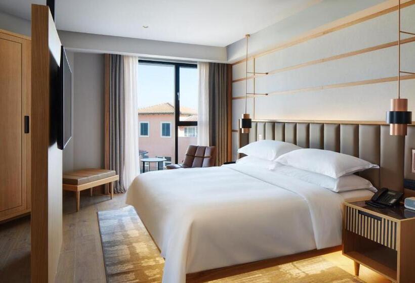 سوئیت جونیور با تخت بزرگ, Four Points By Sheraton Prishtina City