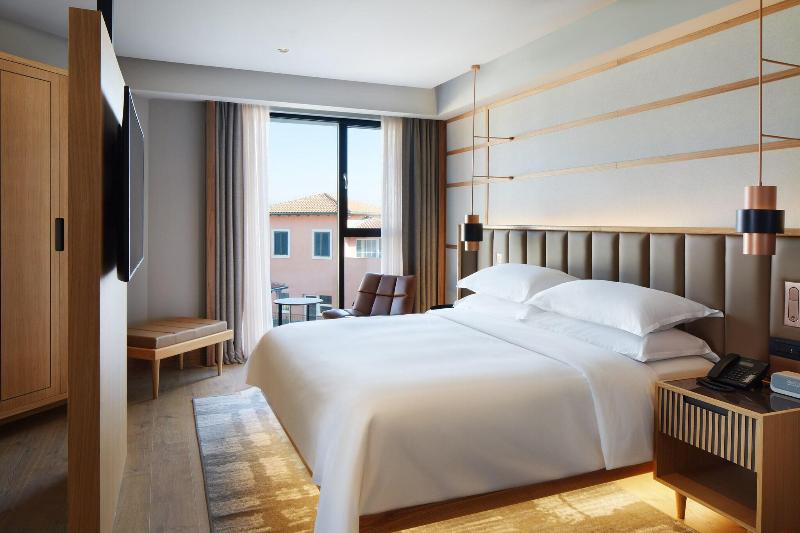 سوئیت جونیور با تخت بزرگ, Four Points By Sheraton Prishtina City