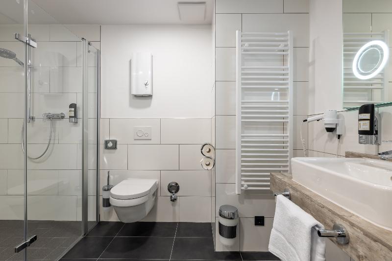 اتاق استاندارد با تخت بزرگ, Four Points By Sheraton Prishtina City