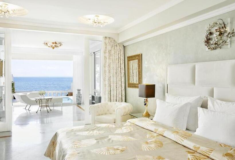 جناح مزود بحمام سباحة, The Danai