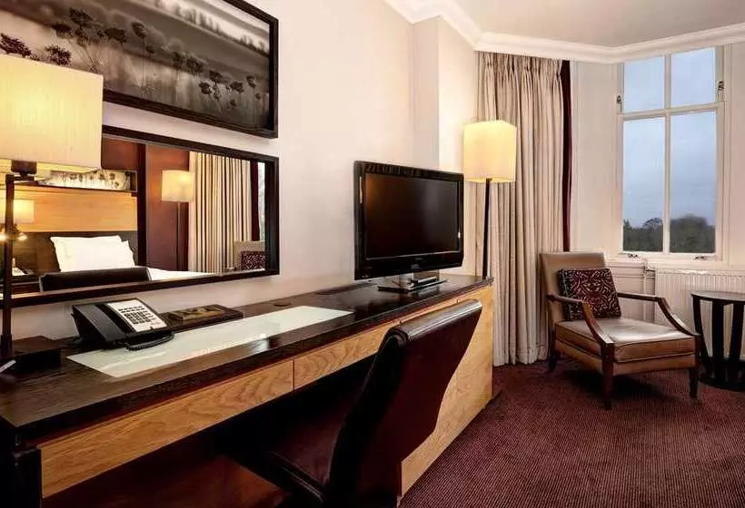 Perhehuone, Hilton East Midlands Airport
