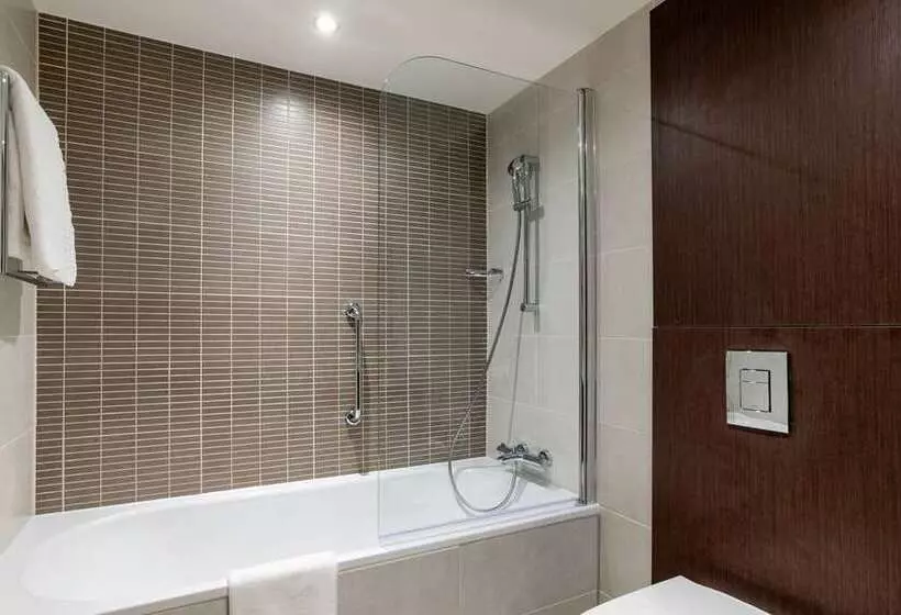 Perhehuone, Hilton East Midlands Airport