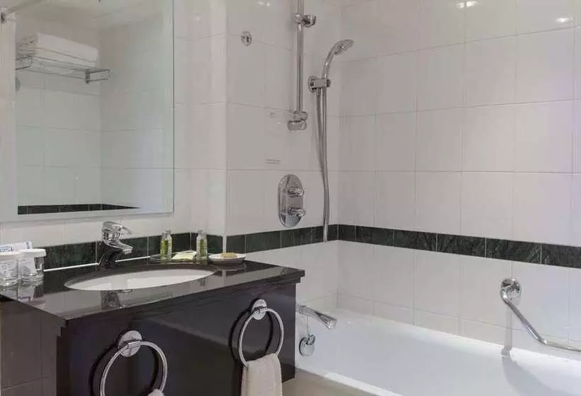 Perhehuone, Hilton East Midlands Airport