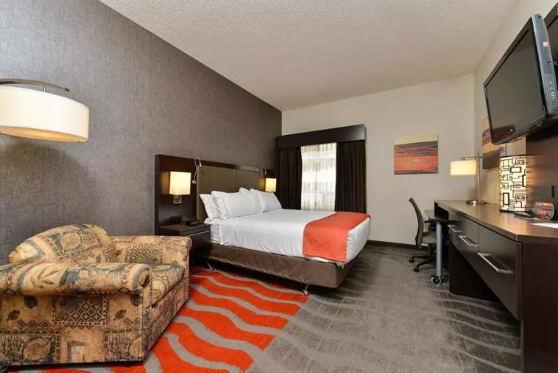キングサイズベッドのエクゼクティブルーム, Holiday Inn Express Hotel & Suites   Edmonton International Airport, An Ihg