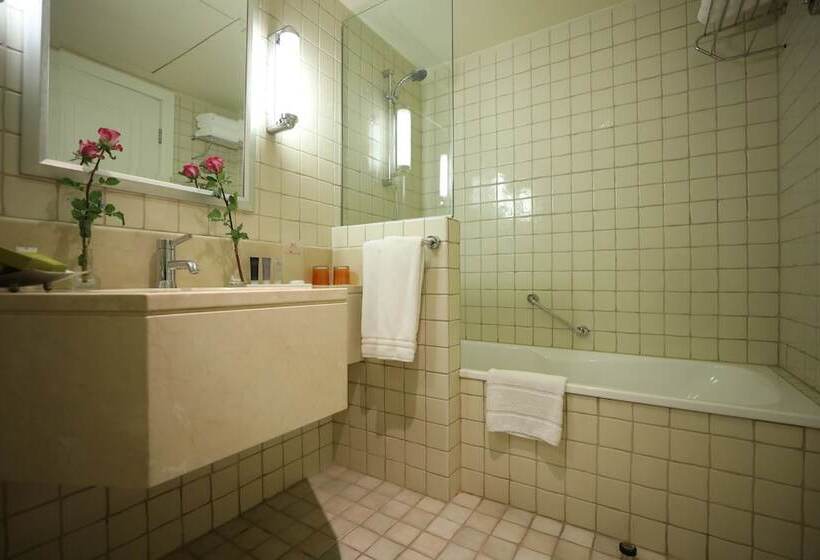 سوییت خانوادگی, Le Royal Hotel   Beirut