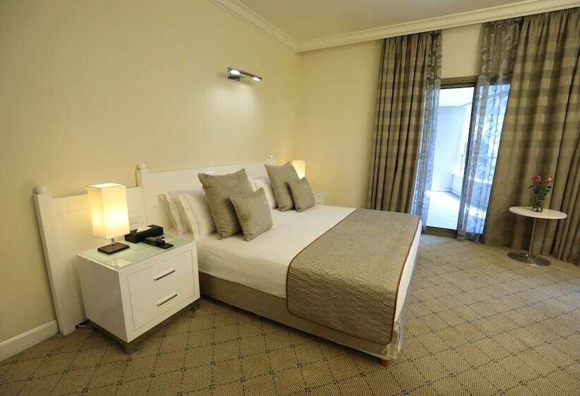 سوییت خانوادگی, Le Royal Hotel   Beirut