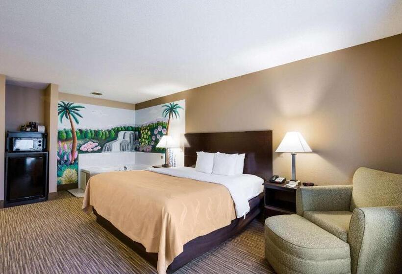 带按摩浴盆的套房, Quality Inn I70 Near Kansas Speedway
