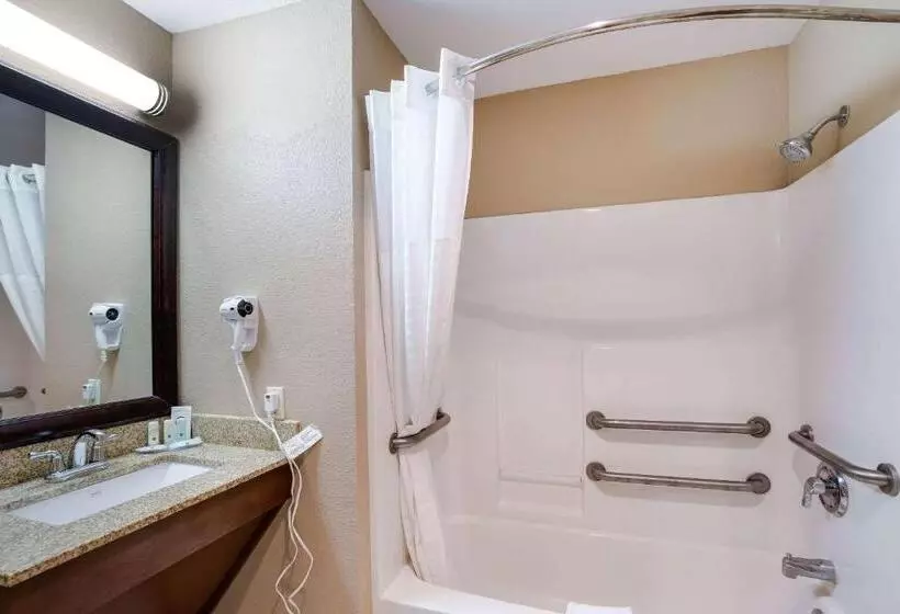 Sviitti Poreallas, Quality Inn I70 Near Kansas Speedway