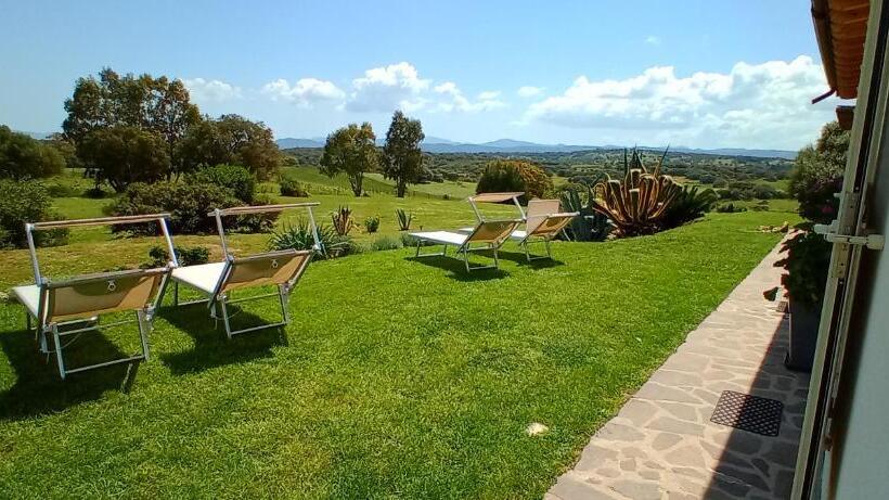 חדר דחוקס עם מיטת קינג, B&b Andrieddu