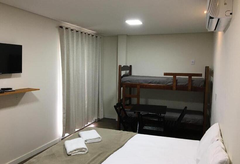 חדר סטנדרט לשלושה עם מרפסת, Trakai Suites