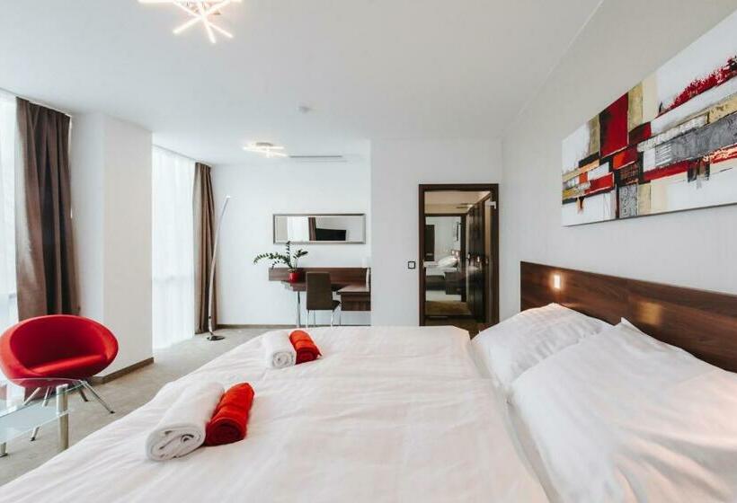 غرفة ديلوكس, Pierre