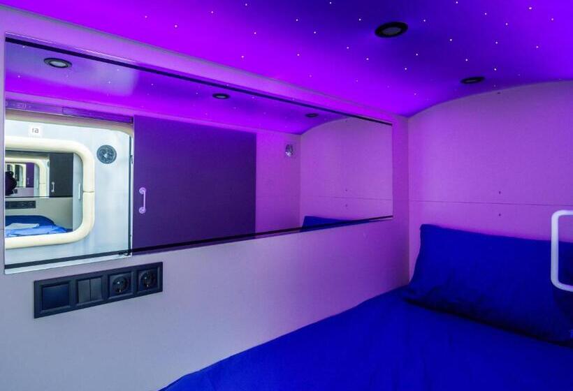 Vuode Makuusalissa, Av 1 Capsule