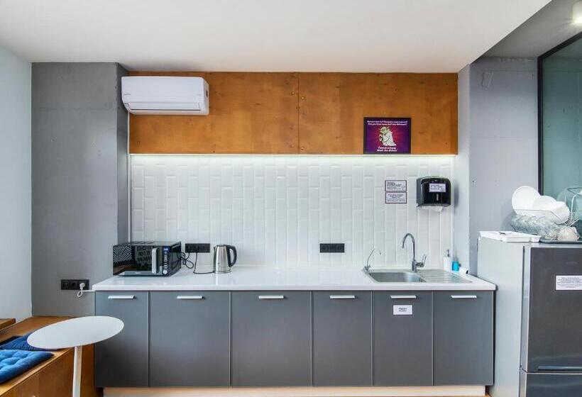 Vuode Makuusalissa, Av 1 Capsule