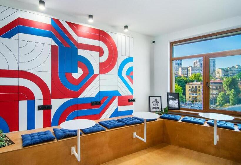 Vuode Makuusalissa, Av 1 Capsule