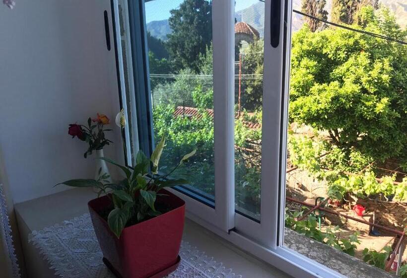 Трехместный Номер Стандарт Вид на Сад, The Mosaic House Shtepia Me Mozaik