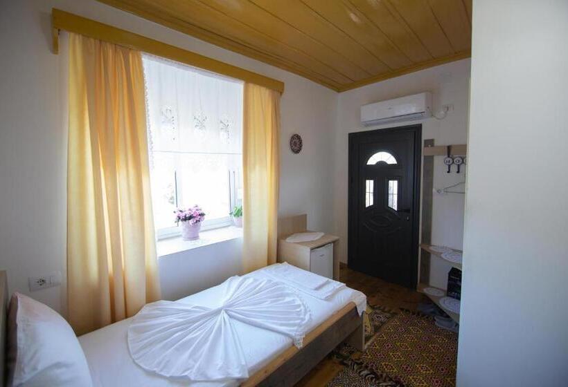 اتاق استاندارد سه تخته با چشم‌انداز باغ, The Mosaic House   Shtepia Me Mozaik