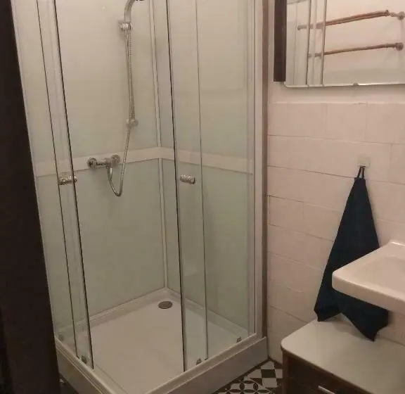 اتاق استاندارد با سرویس بهداشتی مشترک, Schrott Bed&beer