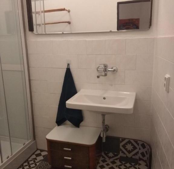 バス共有のスタンダードルーム, Schrott Bed&beer