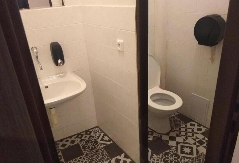 ルームシェアのワンベッド, Schrott Bed&beer