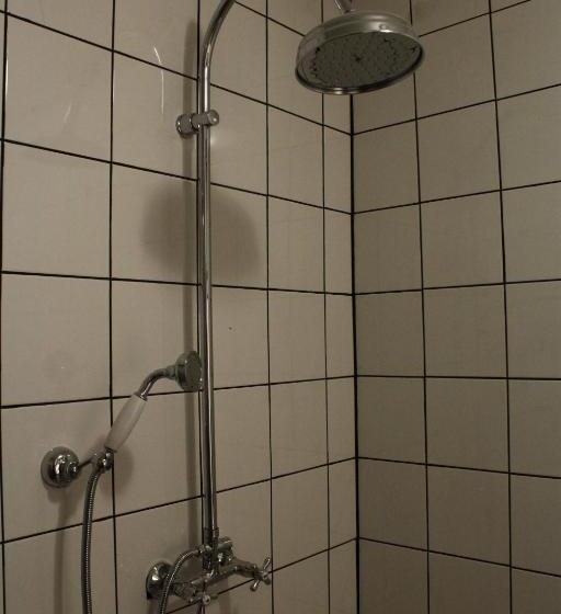 ルームシェアのワンベッド, Schrott Bed&beer