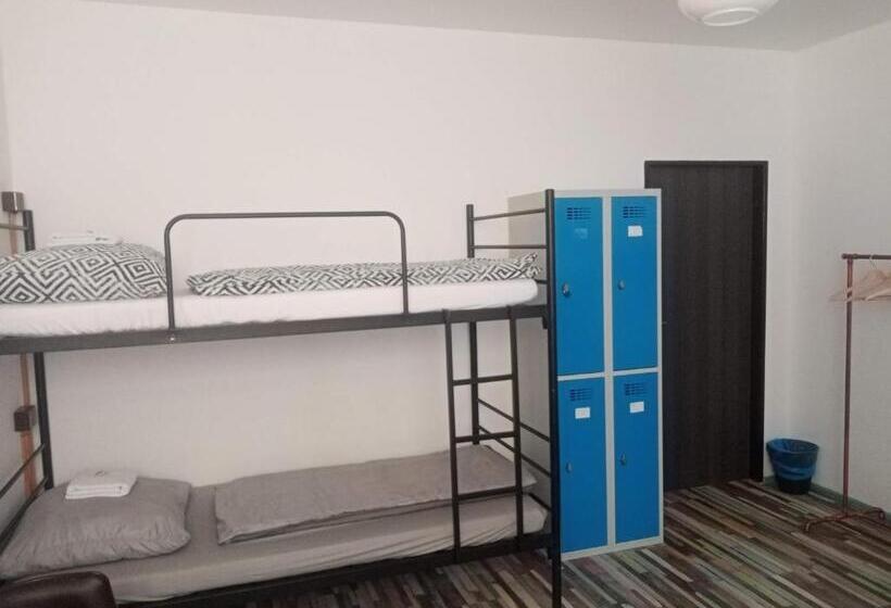 ルームシェアのワンベッド, Schrott Bed&beer