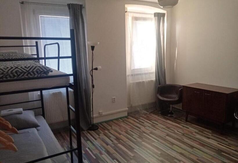 Кровать в Общей Комнате, Schrott Bed&beer
