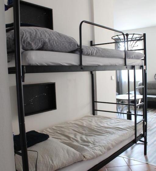 Кровать в Многоместном Номере с Общей Ванной, Schrott Bed&beer
