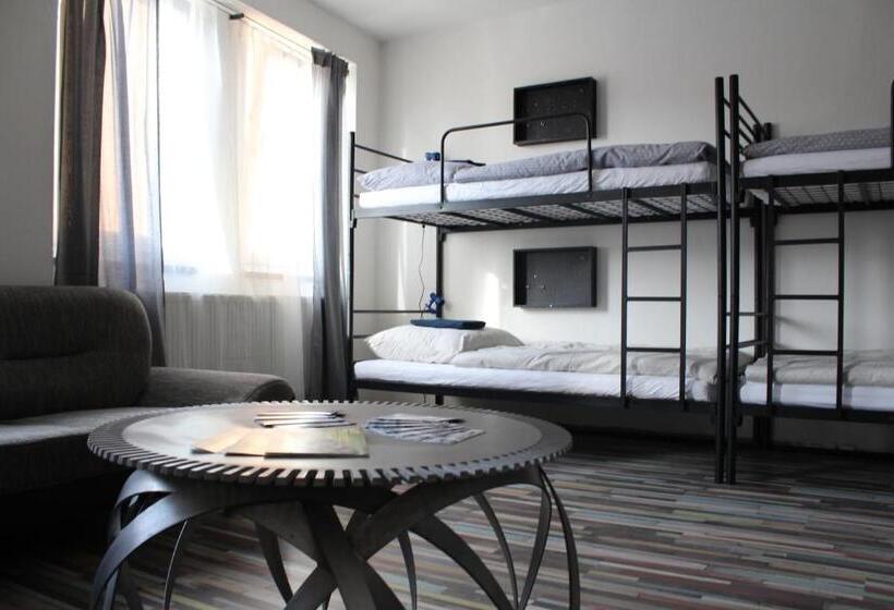 Кровать в Многоместном Номере с Общей Ванной, Schrott Bed&beer