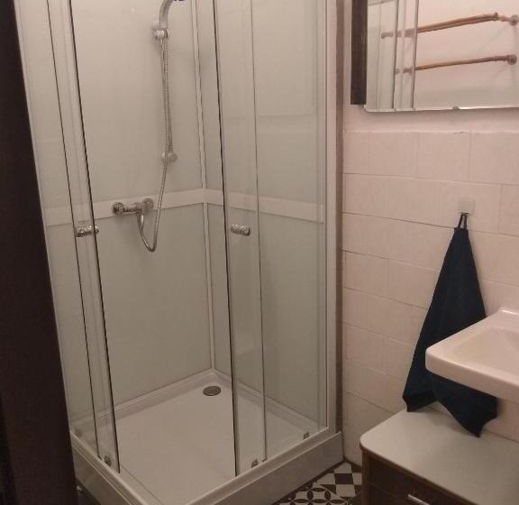 共同バス付シェアルーム, Schrott Bed&beer