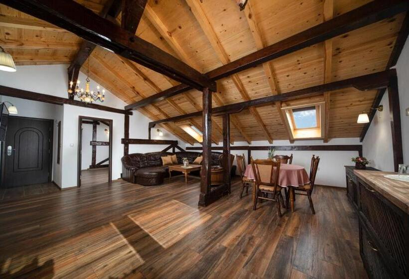 1 Bedroom Penthouse Apartment, Antique   Free Private Parking