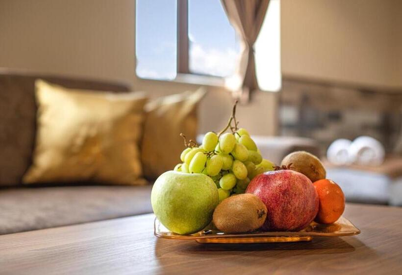 스탠다드 스튜디오, Antique Free Private Parking