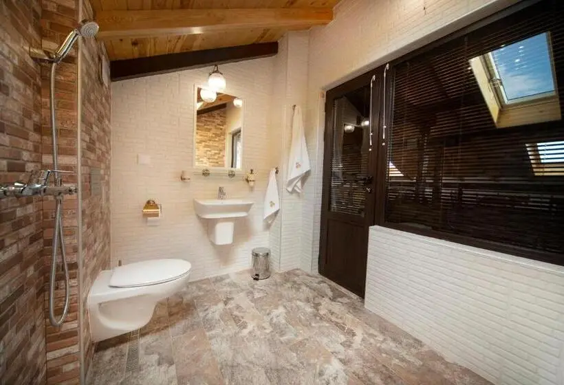 1 Bedroom Penthouse Apartment, Antique Free Private Parking