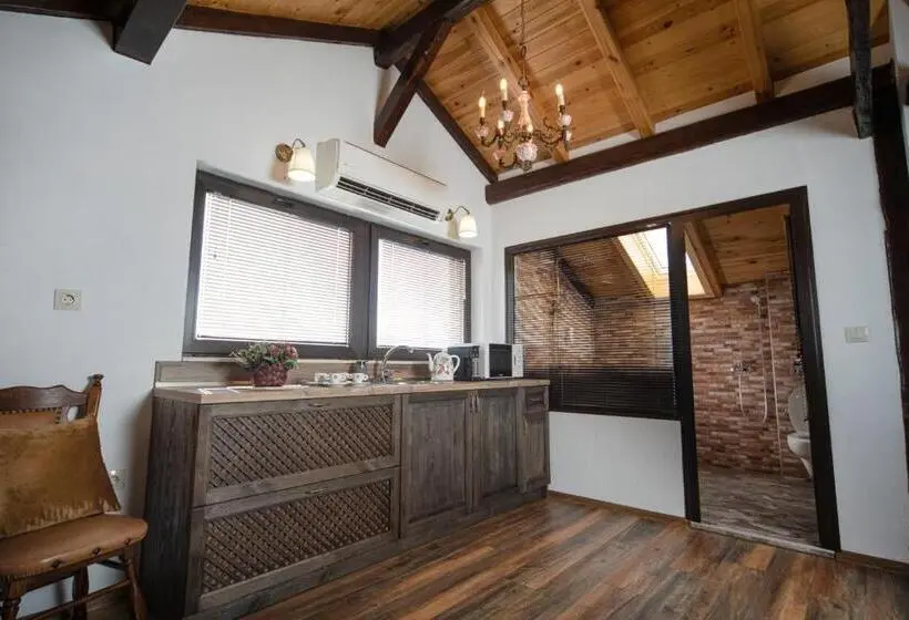 1 Bedroom Penthouse Apartment, Antique Free Private Parking