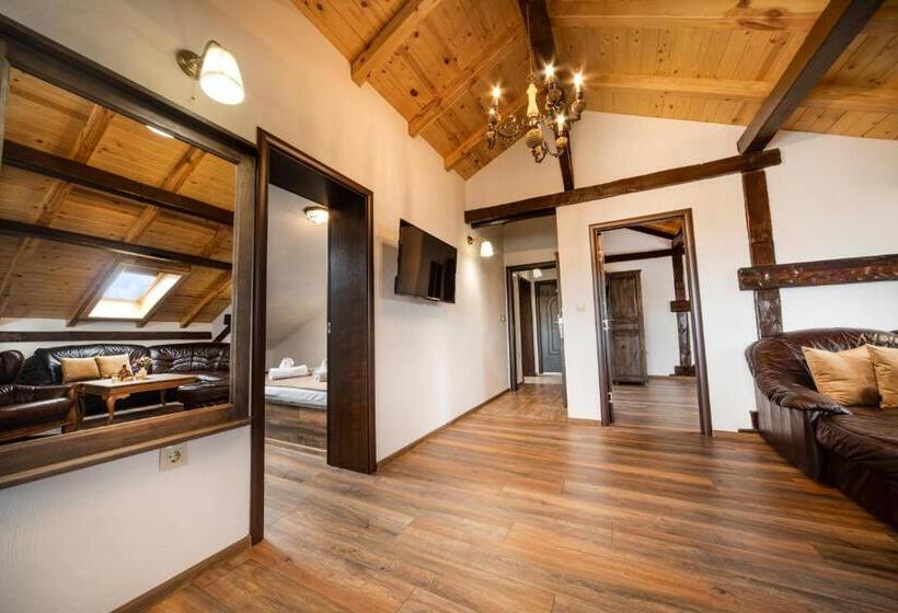 1 Bedroom Penthouse Apartment, Antique   Free Private Parking
