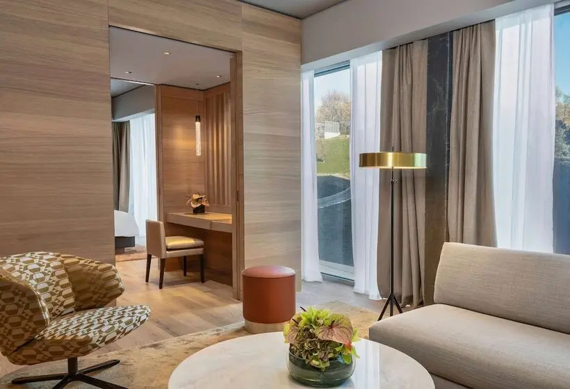 سوییت, Hyatt Regency Zurich Airport Circle