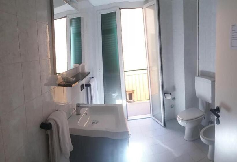 חדר סטנדרט לשלושה, Malibu